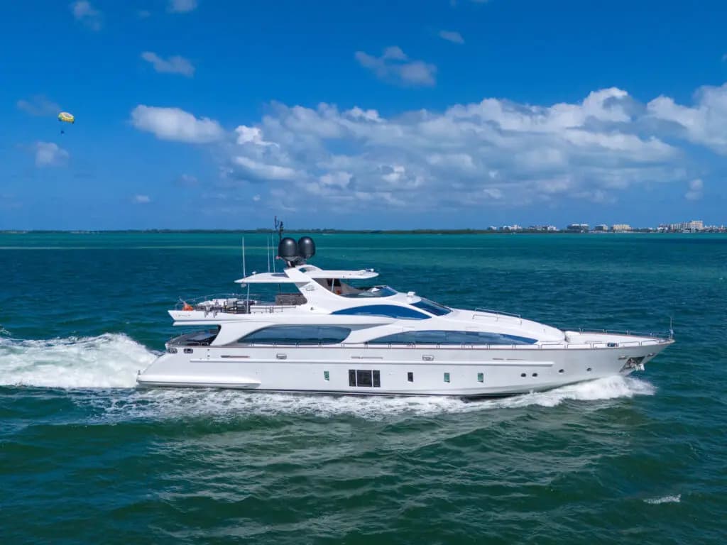 105′ Azimut, 105 feet
